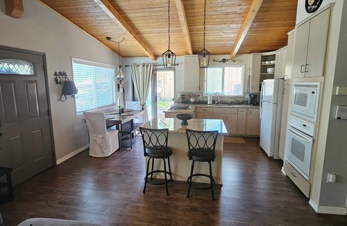 Big Bear House | Cozy, beautifully cabin steps away from hiking and minutes from Big Bear lake