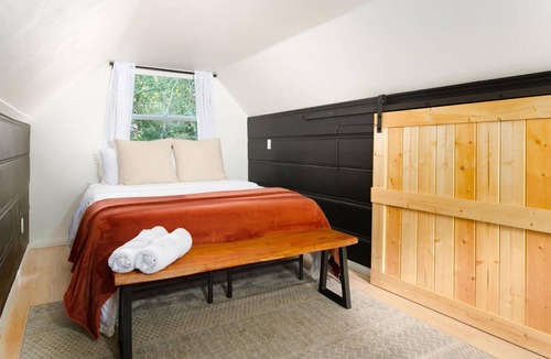 Crestline Cabin | Cozy Cabin - 5 min walk to the lake!