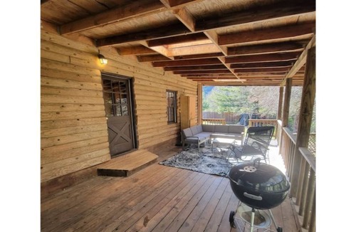 Benbow Cabin | Cozy Cabin on the Golf Course