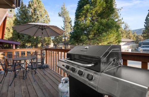 Woodlands House | Cozy Cabin - Quiet Area, Fireplace, Smart TV, Fenced Yard