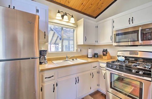 Big Bear City Cabin | Cozy Cabin w/Deck & Fireplace in Big Bear!