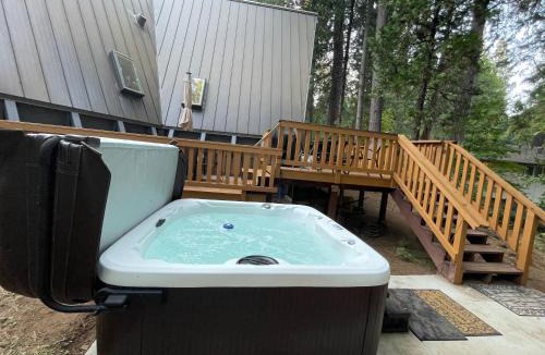 Glencoe Ski Chalet | Cozy Chalet - Hot Tub with Meadow Views - Family & Pets, Fire Pit & BBQ