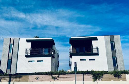 East Hollywood House | Cozy Chamber 3 BR Hollywood Townhouse