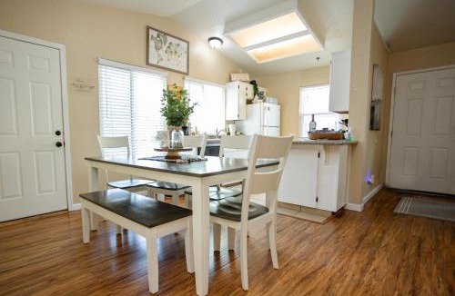 Three Rivers Apartment | Cozy Condo minutes from the Sequoia National Park