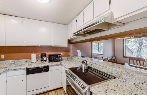 Shaver Lake Condo | Cozy condo with deck, pools & hot tubs - great location near Shaver Lake