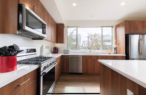 Downtown House | Cozy Costa Mesa Retreat, 2 blocks from city of Newport Beach