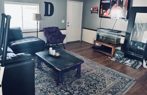 Val Verde Cottage | Cozy cottage located minutes from LA.