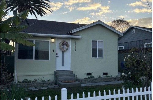 Lomita House | Cozy Cottage with Private Fenced Backyard Pets Welcome