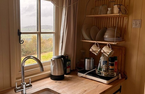 Chepstow Cabin | Cozy Countryside Retreat & Stargazing Heaven"" with Wood-Fired Hot Tub"