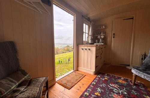 Chepstow House | Cozy Countryside Retreat & Stargazing Heaven" with Wood-Fired Hot Tub"