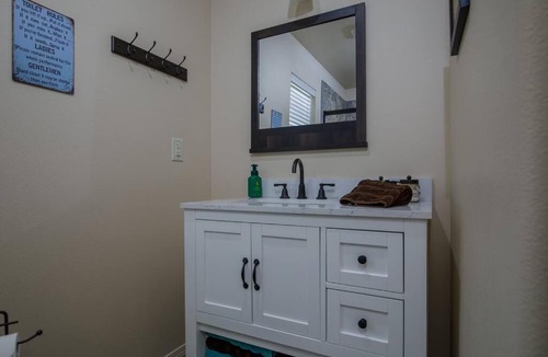 Mariposa House | Cozy Cub Cabin, brand new home near Yosemite