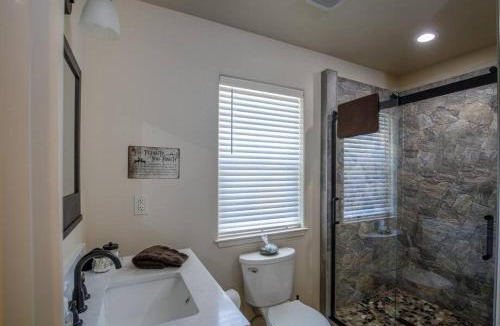 Mariposa House | Cozy Cub Cabin, brand new home near Yosemite