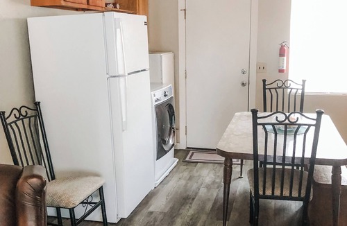 Eureka Cottage | Cozy Dog Friendly Bay Cottage on the Canal, BBQ and private patio