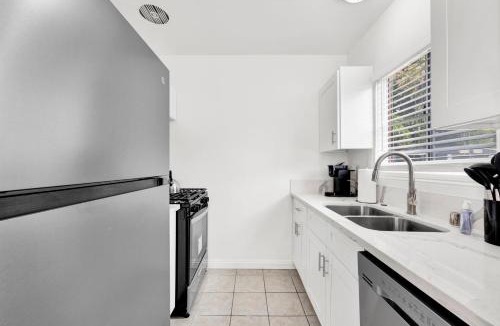 Pico Apartment | Cozy Elegant Oasis With Parking