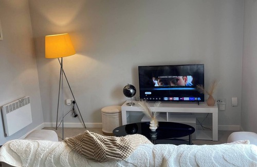 Wolverhampton Bed & Breakfast | Cozy en-suite Room in a 2bedrm Aprt w FastWiFi, Free Parking