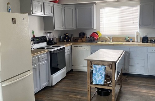 Lake Almanor Country Club Cabin | Cozy Family Cabin with Studio! Great Week or Weekend get away!
