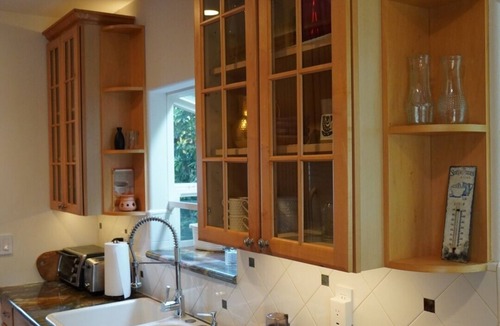 Santa Susana House | Cozy Family Hideaway, sleeps 8, yard, hikes, shops, 30 mins to beach