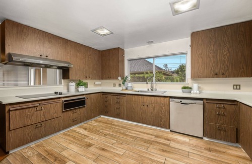 East Pasadena House | Cozy fireside retreat suite
