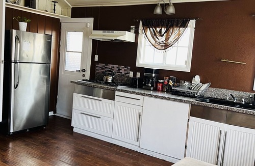 South Gate Apartment | Cozy Guest Home in Central LA! Five minutes away from all major fwys: 710/105/5