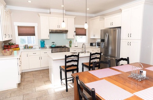 Anaheim Colony Historic District House | Cozy Historic Craftsman Bungalow | 1 mile to Disney | Sleeps 9 | Watch Disney Fireworks in Backyard