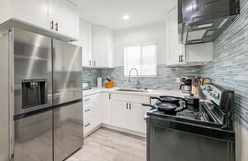 Alhambra House | Cozy home 2bed near DTLA w/Parking