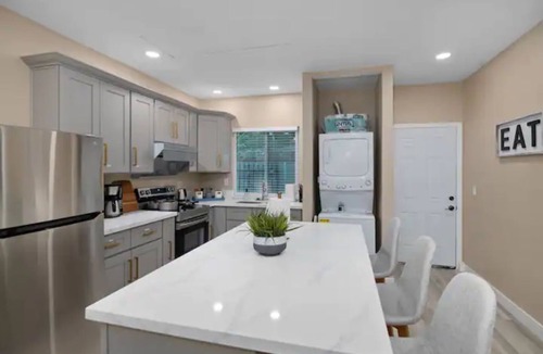 Glendora House | COZY HOME｜Fast WiFi｜4k Smart TV | For Families