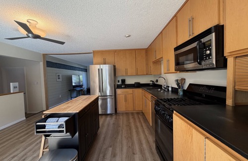 McKinleyville House | Cozy Home w/Large Yard, Free WiFi, & Private Hot Tub - Close To Bluffs & Trail