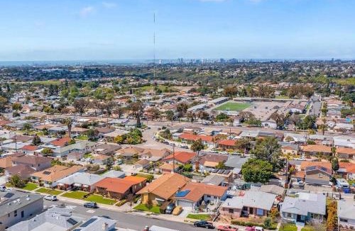 Oak Park House | Cozy Home with Downtown View