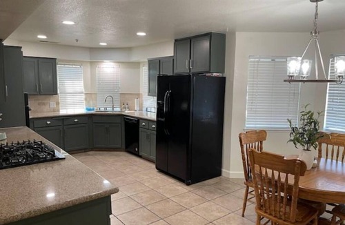Porterville House | Cozy Home With Sunroom