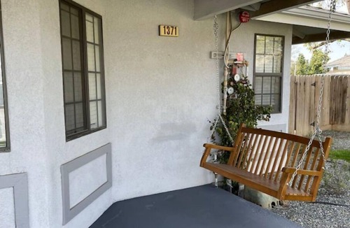 Porterville House | Cozy Home With Sunroom