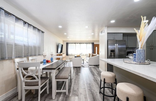 Huntington Beach House | Cozy house 4 bd/2 ba in Huntington Beach. Disneyland, Beach, Shopping, Foods