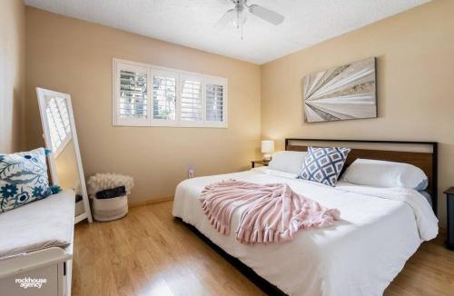 Greenacres Villa | Cozy Hygge Home Centrally Located 2 King Beds