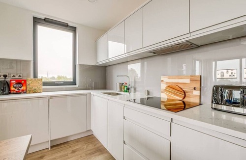 Camden Town with Primrose Hill Apartment | Cozy in Camden Town | Balcony