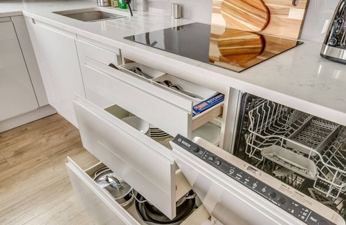 Camden Town with Primrose Hill Apartment | Cozy in Camden Town | Balcony