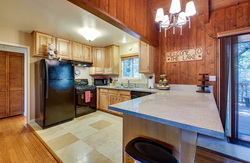 Cedar Glen Cabin | Cozy Lake Arrowhead Cabin w/ Hot Tub & Deck!
