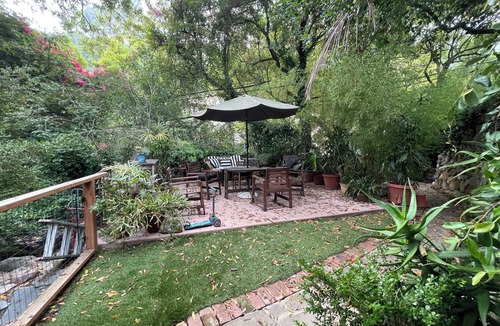 Hollywood Hills West Apartment | Cozy Laurel Canyon Retreat. 15 minute Drive to Hollywood Blvd!