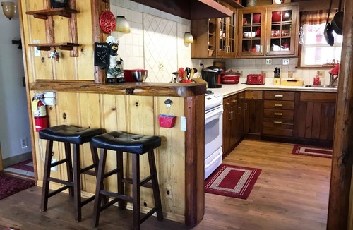Moonridge Cabin | Cozy Log Cabin, 3+2, Game Room, Coffee Bar, Spa, View, Close to Ski, Lake & Golf