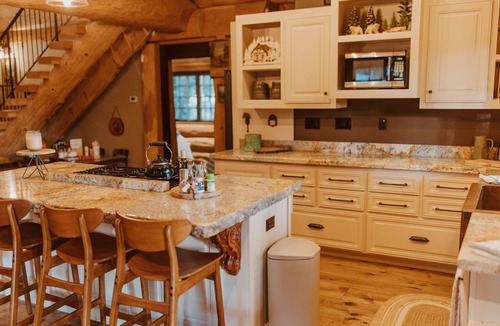 Kingsburg Cabin | Cozy Log Cabin in Kingsburg