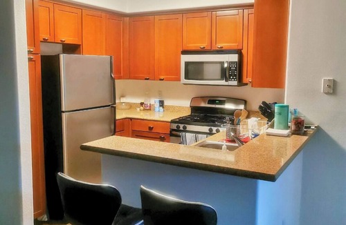 Marina del Rey Apartment | Cozy master bedroom in gorgeous Marina del Rey close to the ocean and the beach