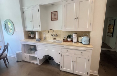 Hollywood Hills House | Cozy Mediterranean 1ba-2ba in the Heart of Hollywood! Very Conveniently Located.