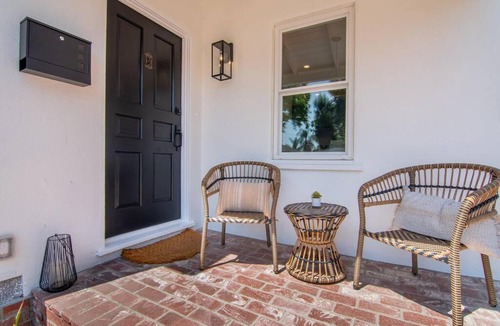 Valley Glen House | Cozy Modern 3 Bedroom home near Universal sleeps 9