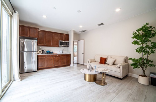 Eastvale House | Cozy Modern House In Eastvale 8 Guests/4B/3.5Ba/Near ONT airport