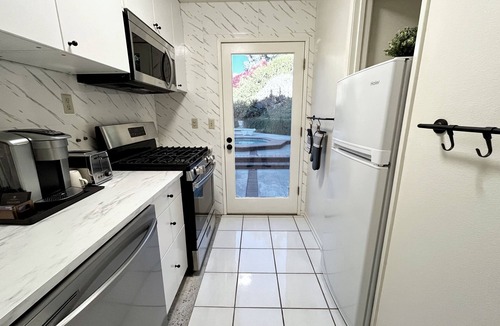 East Whittier House | Cozy Modern Suite With Pool near Disney-Knotts-Universal Studios And More