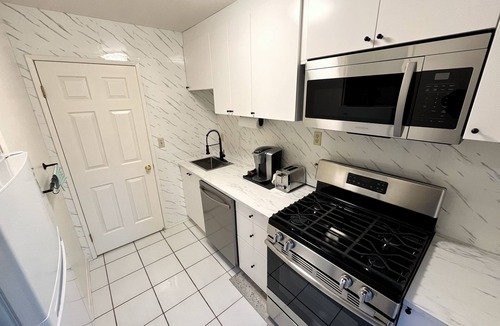 East Whittier House | Cozy Modern Suite With Pool near Disney-Knotts-Universal Studios And More