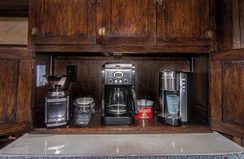 Pine Cove Cabin | "Cozy Oaks Cabin" Peaceful Mountain Getaway, Charming & Romantic! Trail Pass.