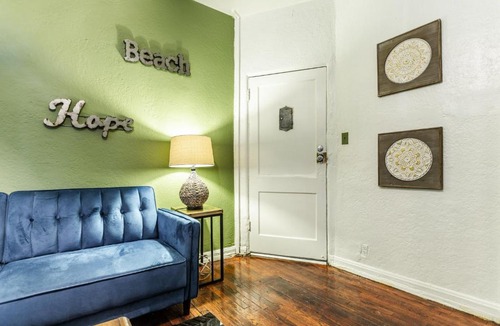 Larchmont Apartment | COZY ONE BEDROOM APARTMENT (102)