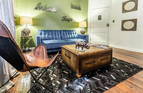 Larchmont Apartment | COZY ONE BEDROOM APARTMENT (102)