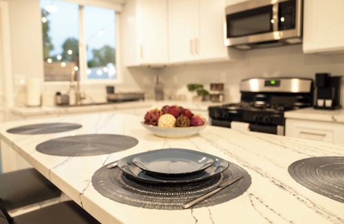 La Sierra Hills House | Cozy One BR House, King Size bed and Full kitchen