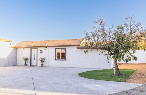 La Sierra Hills House | Cozy One BR House, King Size bed and Full kitchen