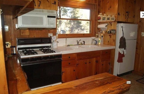 Upper Moonridge Cabin | Cozy Pet Friendly Cabin! - 2 blocks from Bear Mountain in Southern California